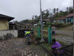 Sambut Bulan Ramadhan, Babinsa Ajak Warga Gotong Royong Bersihkan Masjid