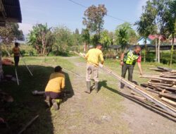 Peduli Terhadap Petani, Babinsa Bantu Potong Bambu