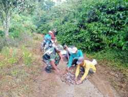 Gotong Royong Wujud Kemanunggalan TNI dan Masyarakat di Desa Lut Jaya