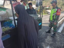 Monitoring Harga Sembako Eceran, Babinsa Komsos Bersama Pedagang Keliling