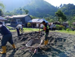 Babinsa Koramil 08/Silih Nara Bersama Warga Gotong Royong Timbun Halaman Masjid Baitul Makmur
