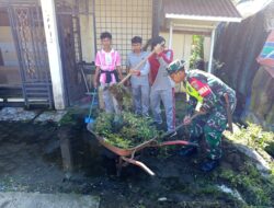 Dukung Sarana Ibadah, Babinsa Dan Siswa Bersihkan Tempat Wudhu Dan Toilet Meunasah