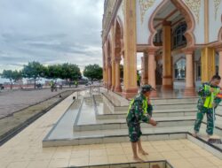 Prajurit TNI Koramil 01/Bandar Bersihkan Masjid Al-Falah Sambut Ramadhan 1446 H