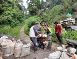 Babinsa Koramil 08/SN Gotong Royong Bersama Warga Bangun Jalan ke Kebun