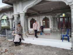 Personel Polsek Permata Laksanakan Gotong Royong di Masjid Kampung Wih Tenang Uken pada Bulan Suci Ramadhan 1446 H
