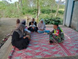 Babinsa Sambangi Ibu-ibu Majelis Taklim, Berikan Arahan Dalam Menjaga Kebersihan Lingkungan