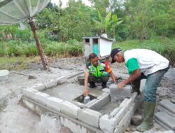 Babinsa Koramil 02/WPS, Bantu Warga Membangun Jamban di Desa Lut Kucak