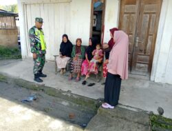 Babinsa Sertu Onita Putra Komsos Bersama Ibu-ibu Di Wilayah Binaan
