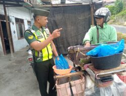 Dukung Perekonomian Warga, Babinsa Berikan Motivasi kepada Pedagang Ikan Keliling