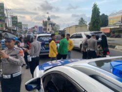 Polres Langsa Bersama Mahasiswa, Aliansi BEM Dan OKP Bagi Takjil Kepada Masyarakat Kurang Mampu
