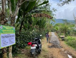 Aparatur Kampung Ayu Ara Sekaligus Tim Pelaksana Kegiatan (TPK) Mulai Kegiatan Pembangunan Rabat Beton