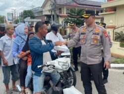 Masyarakat Dapat Takjil Dari Polres Langsa