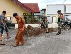 Babinsa Koramil 08/SN Laksanakan Bakti TNI Bersama Warga Desa Pilar