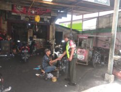 Komsos Di Bengkel Motor, Babinsa Berikan Motivasi Kepada Pelaku UMKM