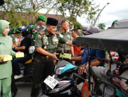 Ratusan Warga Banda Aceh menerima Takjil Program Jumat Berkah Kodam Iskandar Muda.