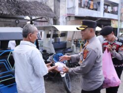 Pengendara Becak Dapat Takjil Dari Polres Langsa