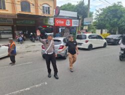 Personel Ditlantas Polda Aceh Atur Lalu Lintas Untuk Kenyamanan Masyarakat Cari Bekal Buka Puasa