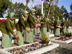 Peringati HUT Persit Ke 79, Persit KCK Cabang XXV DIM 0119/BM Ziarah Di TMP