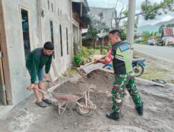 Bentuk Peduli, Babinsa Bantu Angkat Pasir untuk Pembangunan Rumah Warganya