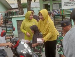 Ketua Yayasan Kartika Jaya Dim 0119/BM, Bersama TK Kartika Lampahan Bagikan Takjil Kepada Warga