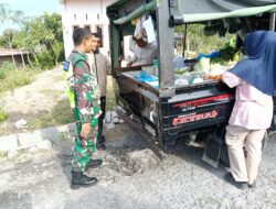 Berinteraksi Langsung Dengan Pedagang, Babinsa Pastikan Kebutuhan Pokok Stabil Saat Ramadhan