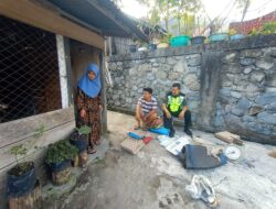 Babinsa Koramil 08/SN Tingkatkan Keakraban dengan Warga Melalui Komsos di Desa Wih Bersih