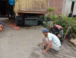 Wujud Kepedulian TNI Terhadap Masyarakat, Babinsa Bantu Cor Halaman Rumah Warga Binaan