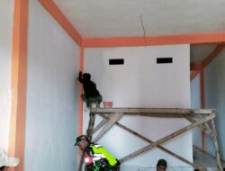 Dukung Pembangunan, Babinsa Dan Warga Renovasi Kantor Aula Desa