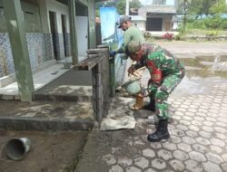 Babinsa Koramil 03/Pegasing Kodim 0106/Ateng Melakukan Karya Bakti Bantu Membuat Dinding Tempat Wudhu Masjid