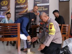 Kapolres Langsa Serahkan Dua Kaki Palsu Gratis Buatan Ipda M. Safi’i