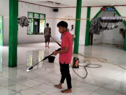 Warga dan Pemuda Desa Sosial Gotong Royong Bersihkan Menasah Sambut Idul Fitri 1446 H