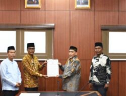 Pj Walikota Langsa Menyerahkan SK Direktur dan Dewan Pengawas PDAM Tirta Kemuning