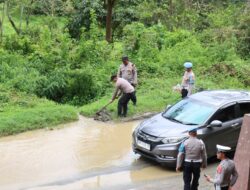 Hujan Tak Surutkan Semangat Polres Aceh Tengah Beri Pelayanan Prima bagi Pemudik dan Wisatawan