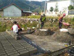 Jalin Kebersamaan Babinsa Bantu Warga Membuat Batako