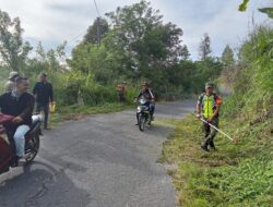 Babinsa Dan Warga Gotong Royong Jalan Desa