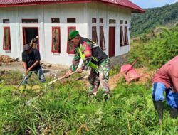 Wujud Pembinaan Wilayah, Babinsa Bantu Bersihkan Halaman Rumah Warganya