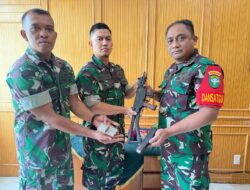 Sukarela, Warga Langsa Serahkan dua pucuk senjata sisa konflik kepada Dandim 0104/Aceh Timur.