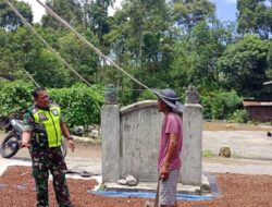Dampingi Warga Menjemur Kakao, Upaya Babinsa Tingkatkan Perekonomian Masyarakat Di Wilayah Binaan