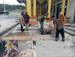 Babinsa Koramil 08/Silih Nara Gelar Karya Bakti Bersama Warga di Sekitar Mesjid Wihnibakong