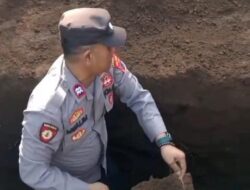 Anggota Polsek Buluspesantren Ikut Menggali Makam demi Bantu Sahabatnya