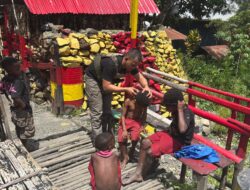 Satgas Tindak Operasi Damai Cartenz 2025 Berikan Layanan Cukur Rambut Gratis untuk Anak-anak di Distrik Mulia, Puncak Jaya