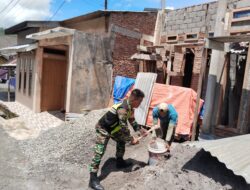 Babinsa Koramil 06/Jagung Bantu Warga Bangun Rumah