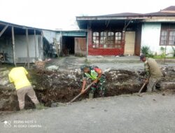 Babinsa dan Warga Gotong Royong Bersihkan Drainase