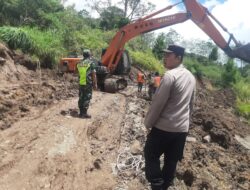 Babinsa Bersama Babinkantibmas Mendampingi pekerja PUPR Perbaikan Jalan Amblas