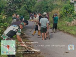 Babinsa Koramil 08/Silih Nara Bersama Warga Gotong Royong Bersihkan Jalan Desa