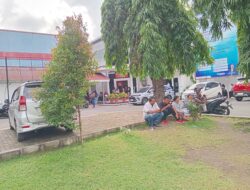 Pelayanan Disdukcapil Bitung Disorot: Warga Duduk di Bawah Pohon, Antrean Tanpa Kejelasan