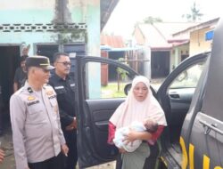 Personel Polres Labuhanbatu Menjenguk Warga yang Melahirkan Anak Ketiga Yang Sebelumnya Mengidam Naik Mobil Patroli