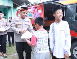 Berbagi Kebahagiaan di Jumat Berkah, Polres Bener Meriah Bagikan Nasi Kotak kepada Warga Kampung Karang Rejo
