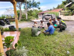 Mencerminkan Kemanunggalan TNI Rakyat, Babinsa Lakukan Komsos Usai Bergotong Royong