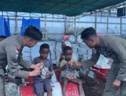 Personel Satgas Humas Damai Cartenz-2025 Berbagi Keceriaan dengan Anak-Anak di Distrik Mulia, Puncak Jaya